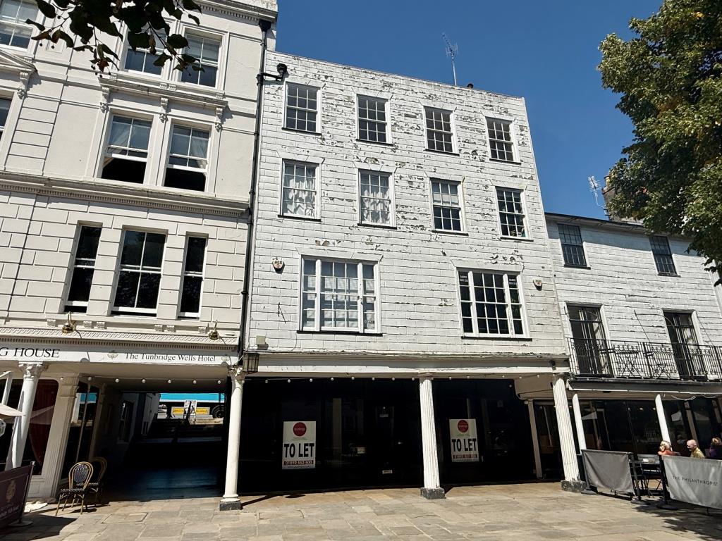 Lot: 119 - ONE-BEDROOM FLAT FOR REFURBISHMENT - Front of property